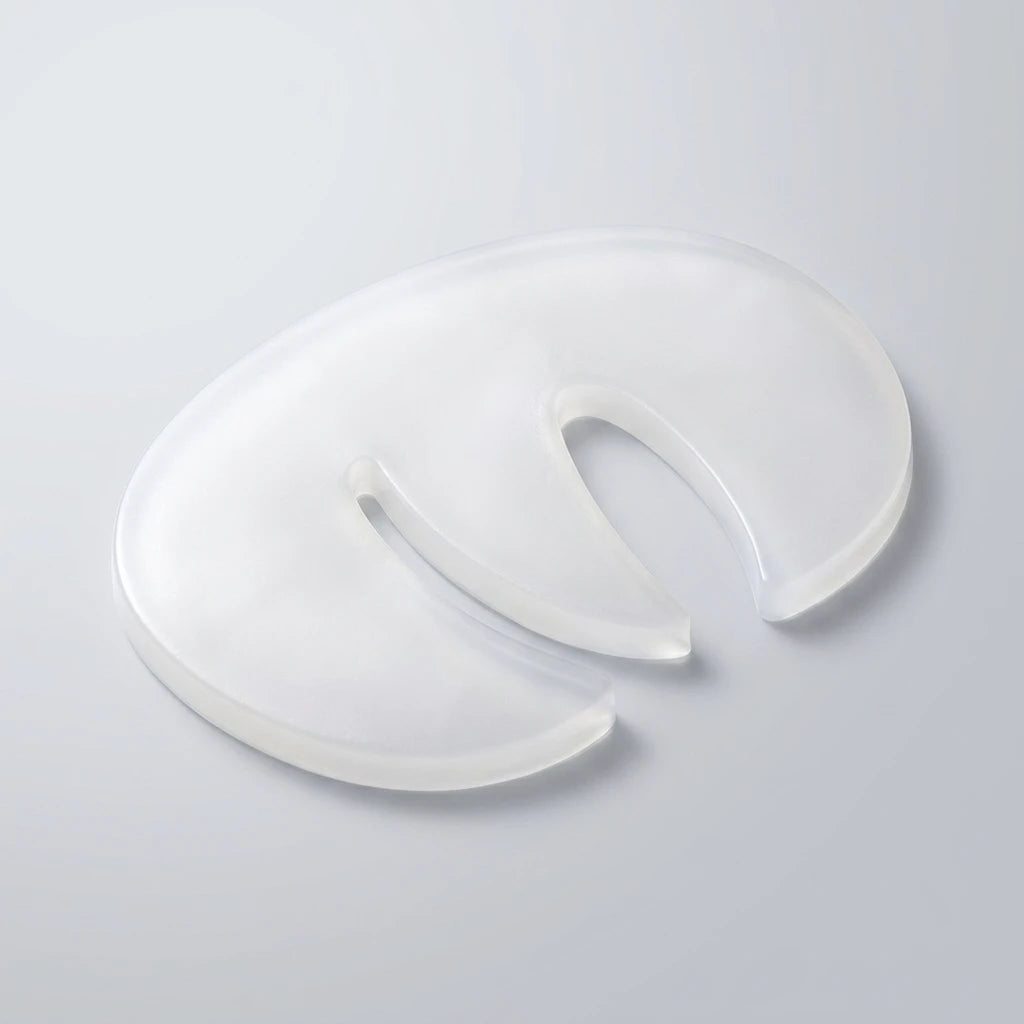 Vingformad Bio Collagen Eye Mask i halvtransparent gelé mot ljusgrå bakgrund – visas ovanifrån