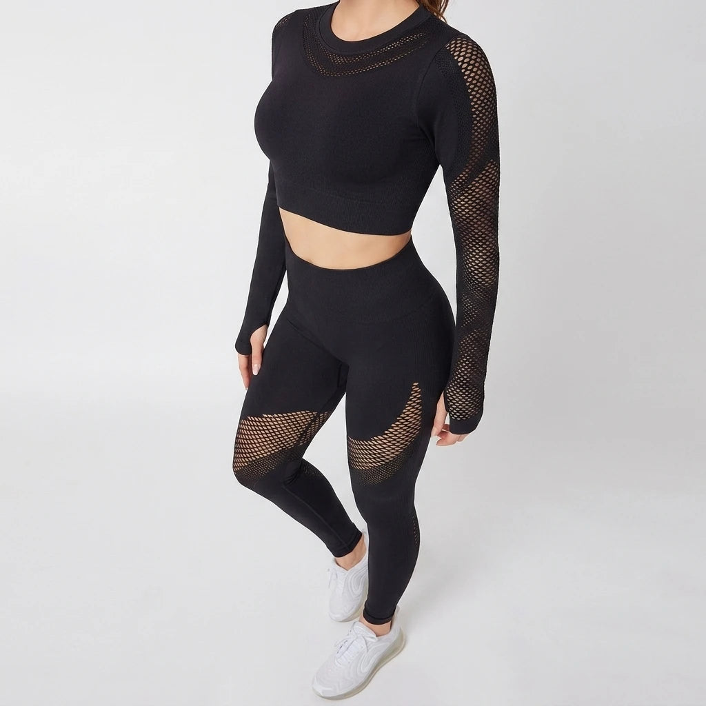 Högmidjade svarta mesh-tights använda med matchande svart crop top och vita sneakers, helkroppsbild.
