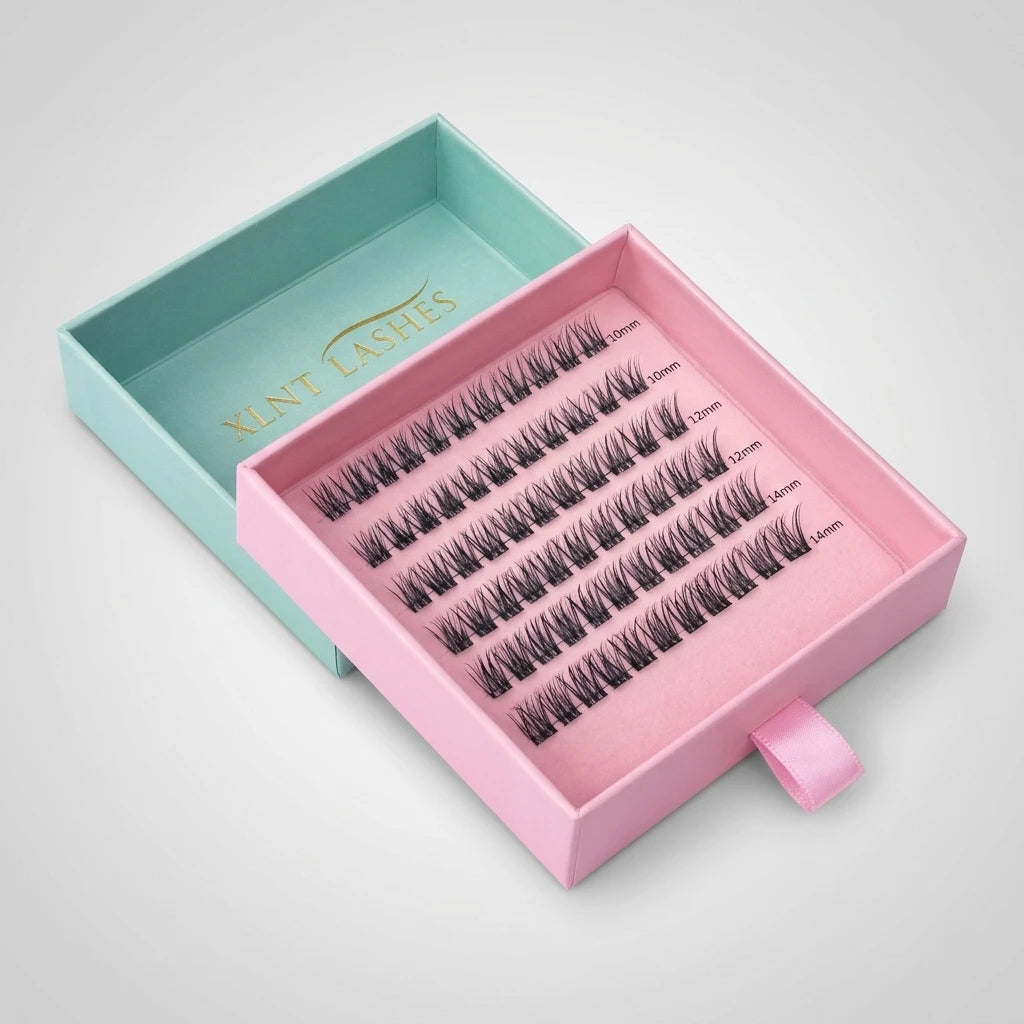 Närbild uppifrån på Easy Lashes Natural klusterfransar i rosa och turkos förpackning mot ljus bakgrund.