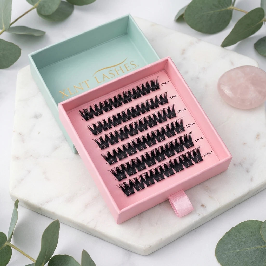 Easy Lashes Mix 10–14 mm Volume i rosa och mintgrön ask på vit marmoryta.