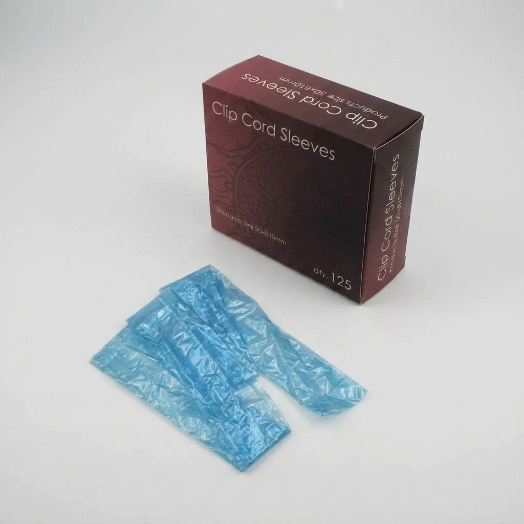 Engångs clip cord sleeves i ljusblå plast framför mörkröd förpackning på vit yta.