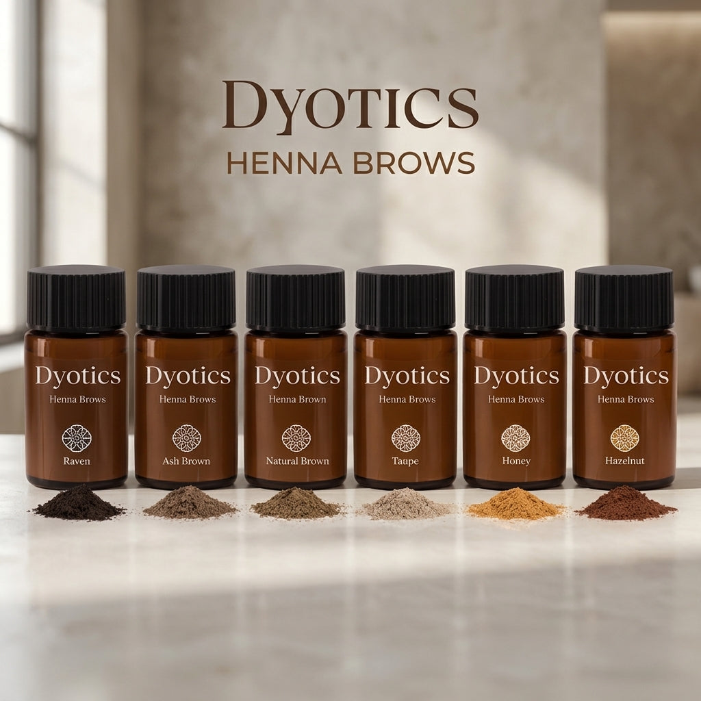 Sex Dyotics brow henna flaskor med färgpulver i olika nyanser uppställda på en ljus marmoryta.