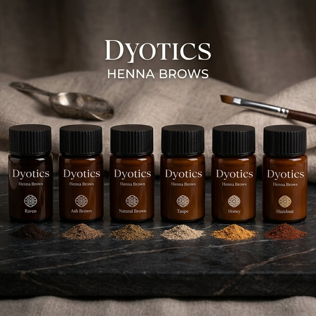 Dyotics henna färg för ögonbryn i glasflaskor med tydliga etiketter, fotograferade i naturligt ljus.