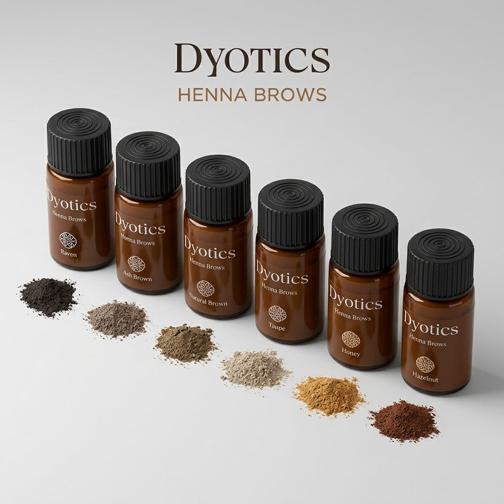 Närbild ovanifrån på Dyotics henna färgflaskor och tillhörande pulverhögar i nyanser från blond till svart.