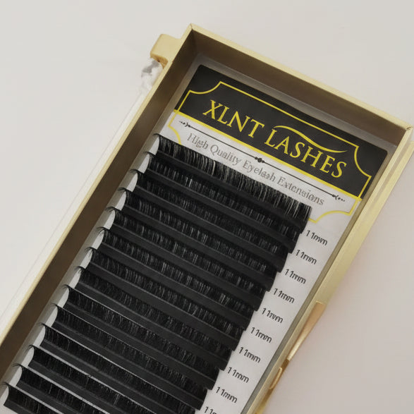 Flat Lash CC-böj 0,20 mm från XLNT Lashes, tray med 16 remsor platta fransförlängningar i längder 8-15 mm.