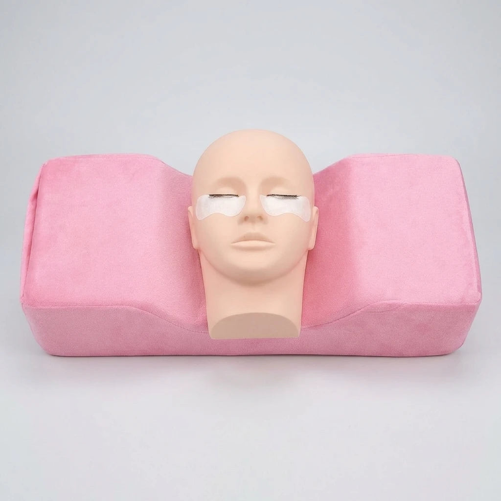 Franskudde Rosa i memoryfoam visad med övningshuvud för fransförlängning mot ljusgrå bakgrund.