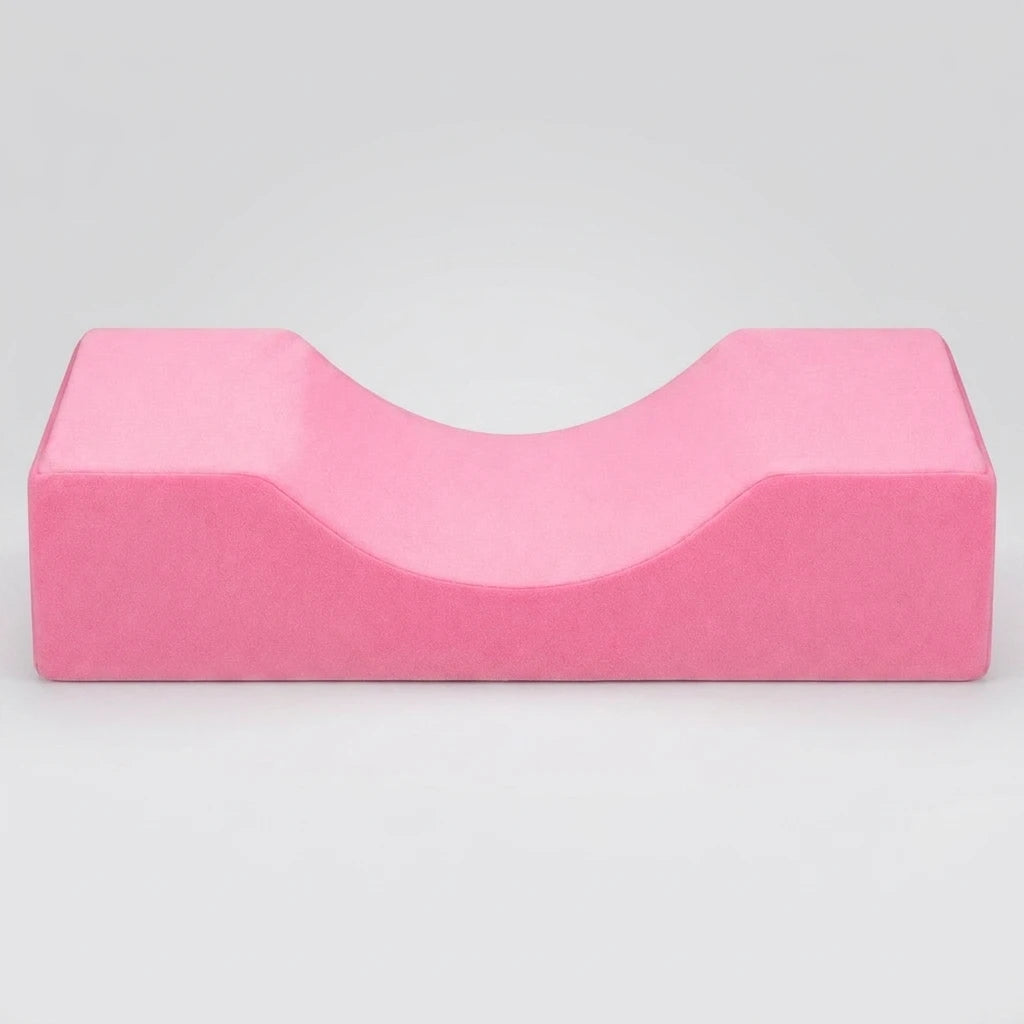 Franskudde Rosa i memoryfoam med u-formad nackkurva och rosa velvetöverdrag mot ljus bakgrund.