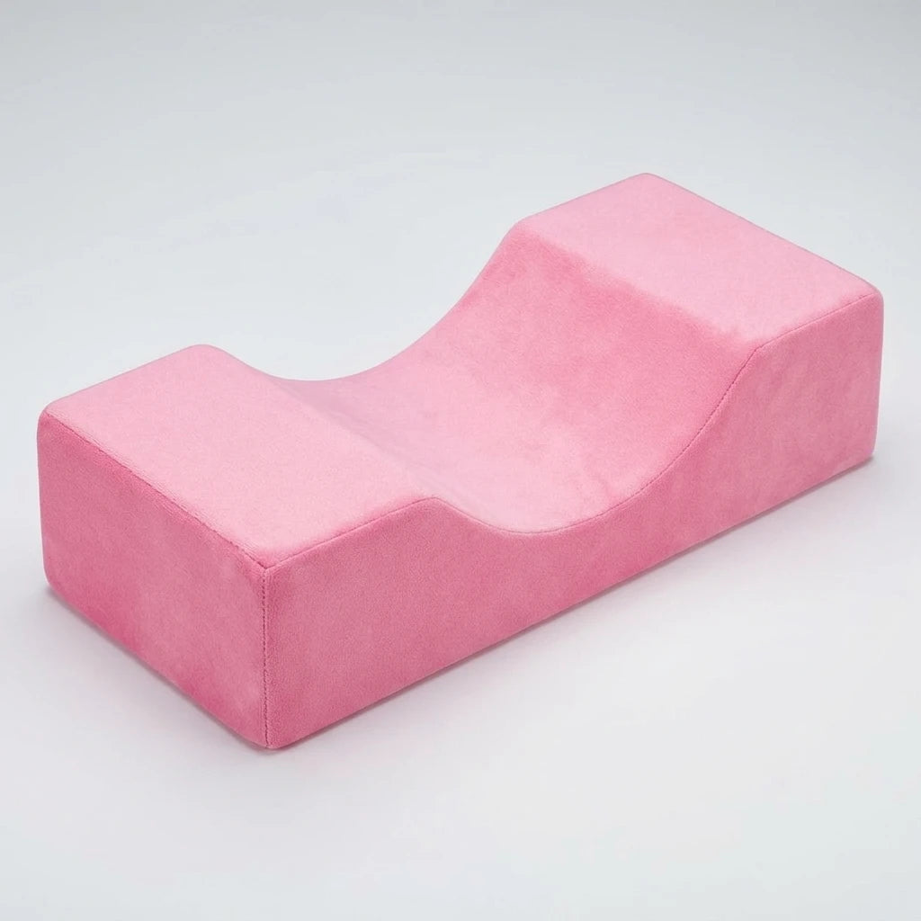 Franskudde Rosa sedd snett ovanifrån, mjukt rosa sammetstyg med ergonomisk nackprofil.