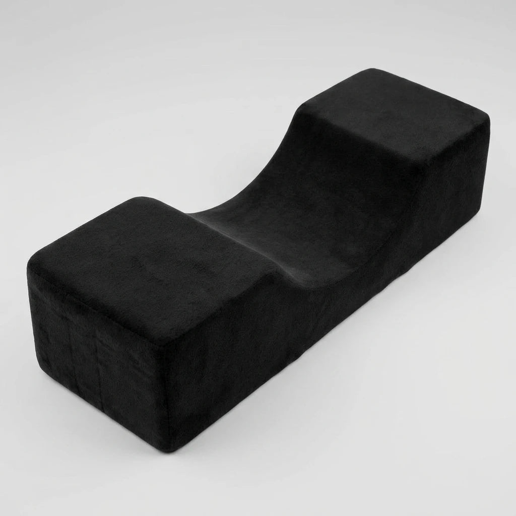 Franskudde Stor Svart i memoryfoam med mjukt sammetsöverdrag och ergonomiskt nackstöd, vänster vinkel.
