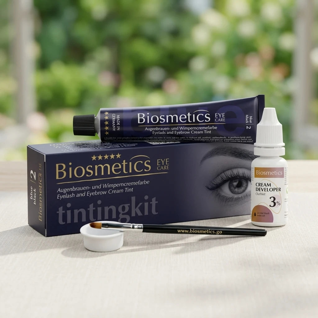 Intensive Tinting Kit Mini blåsvart – färgtub, developer, blandningsskål och pensel på ljust bord.