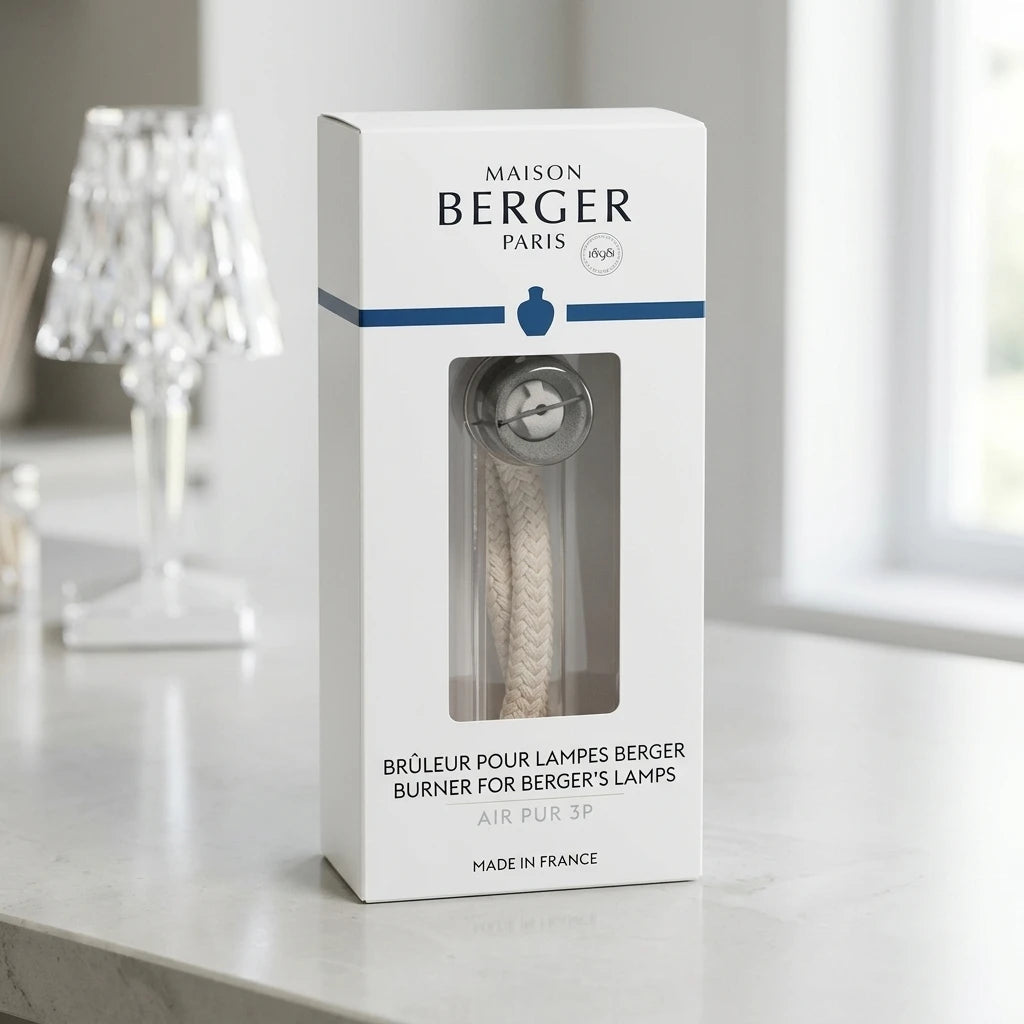 Maison Berger katalytisk brännare med lång veke i förpackning placerad på ljus marmorskiva.