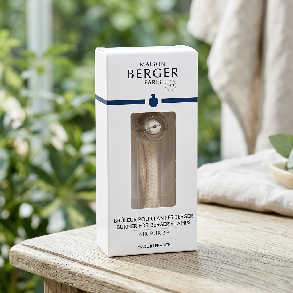 Maison Berger reservbrännare med lång veke i förpackning på träbord med naturlig bakgrund.