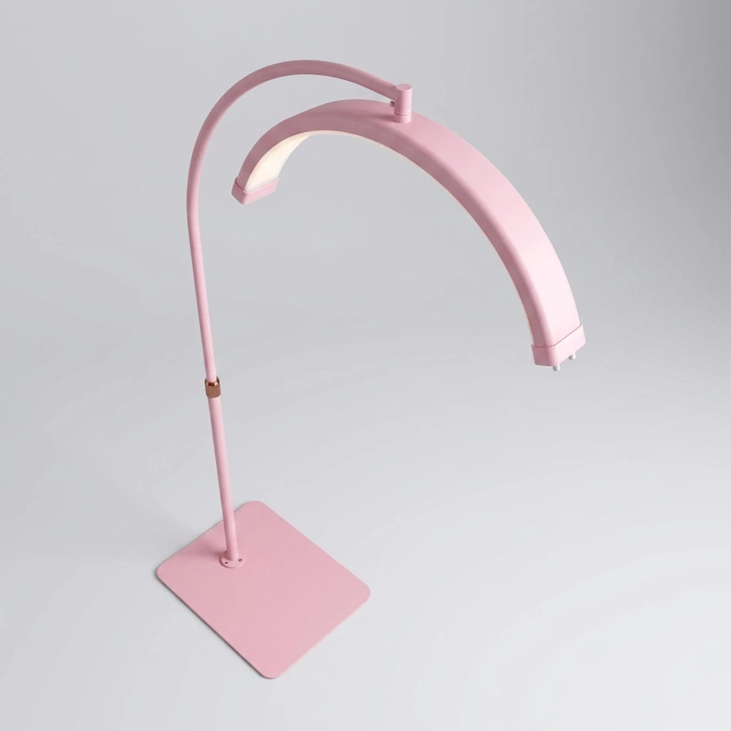 Närbild på LED Moon Light lampans rosa metallbåge och rektangulära fot mot grå bakgrund