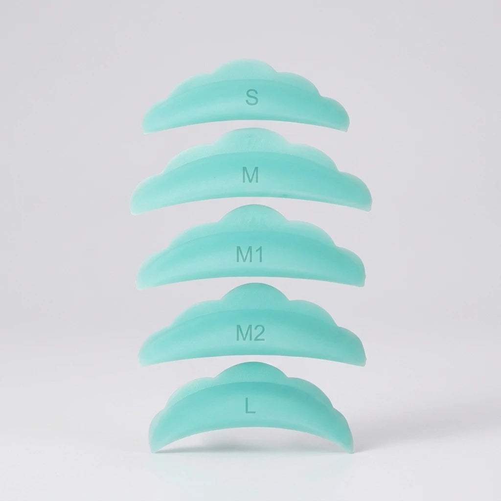 Fem mintgröna Lash Lift Silikon Spole "Moln" - 5 Stl "Mintgrön" staplade vertikalt på en ljus bakgrund.