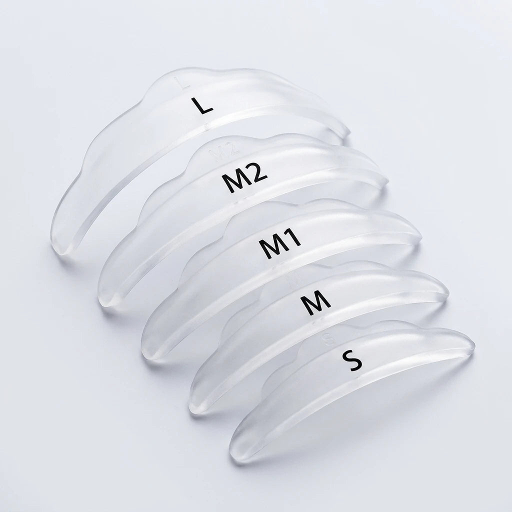 Fem transparenta, molnformade Lash Lift Silikon Spole Moln - 5 Storlekar (S, M, M1, M2, L) på ljus bakgrund.