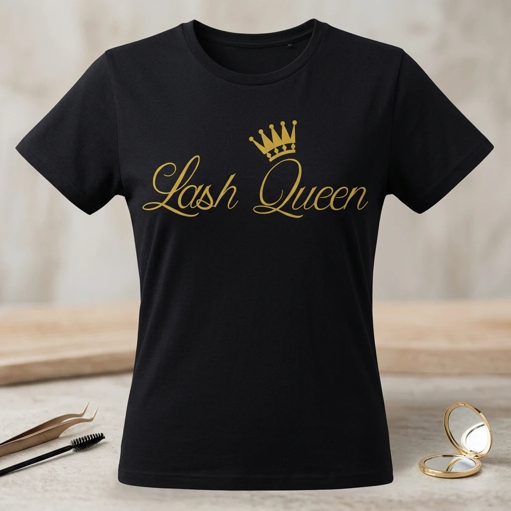Svart Lash Queen T-Shirt stylad bredvid fransverktyg och spegel, guldkronan tydligt synlig framifrån.