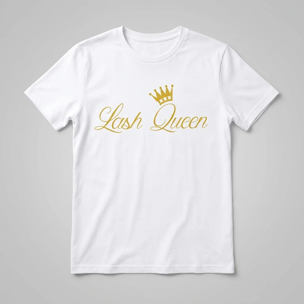 Vit t-shirt med Lash Queen-tryck i guldskrivstil och guldkrona på bröstet, produktbild mot ljusgrå bakgrund.
