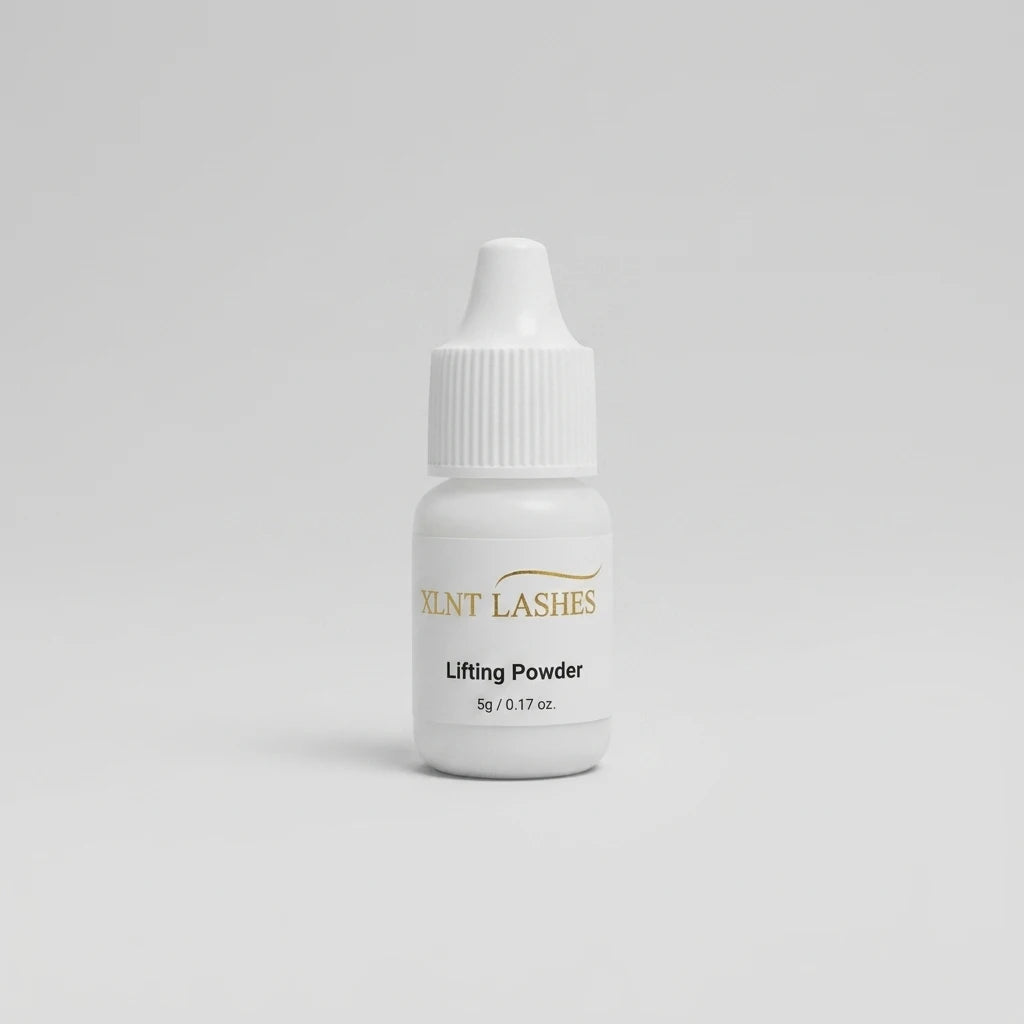 XLNT LASHES Lifting Powder 5g i vit plastflaska med guldlogotyp mot ljusgrå bakgrund.