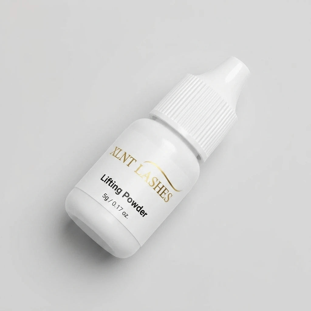 XLNT LASHES Lifting Powder 5g droppflaska liggande diagonalt mot ljusgrå neutral bakgrund.