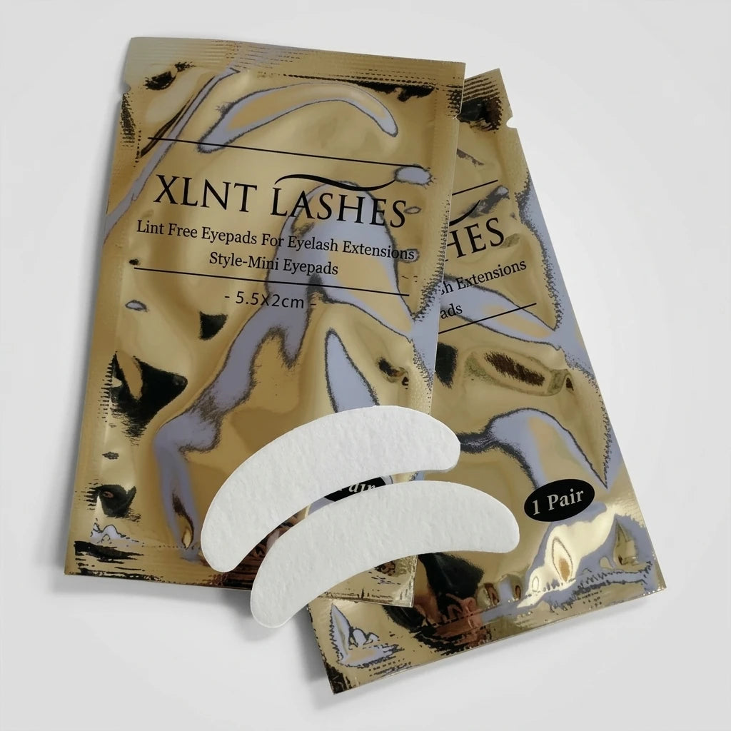 Två böjda vita mini gel eyepads från XLNT LASHES, luddfria och formade för fransförlängning