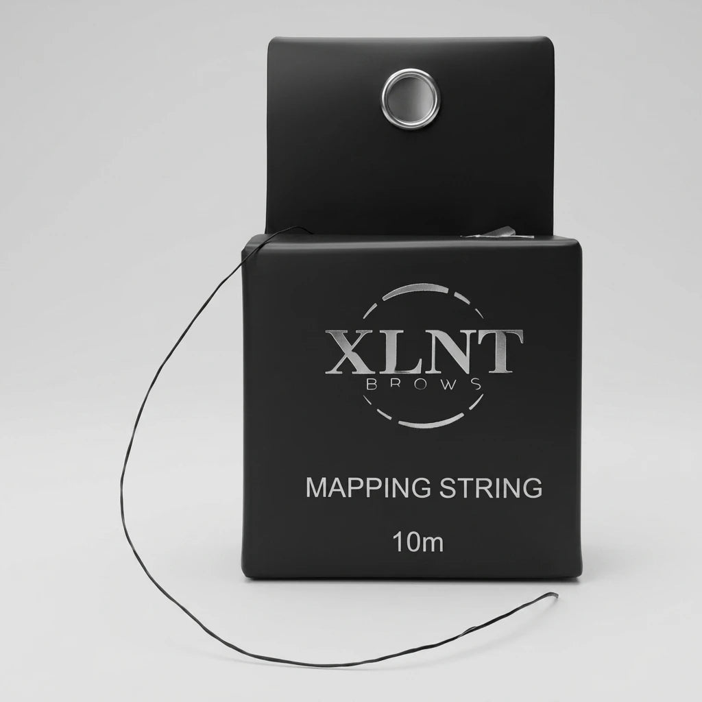 XLNT BROWS Mapping Thread Svart i matt svart kubförpackning med tunn kolinfärgad tråd mot ljusgrå bakgrund.