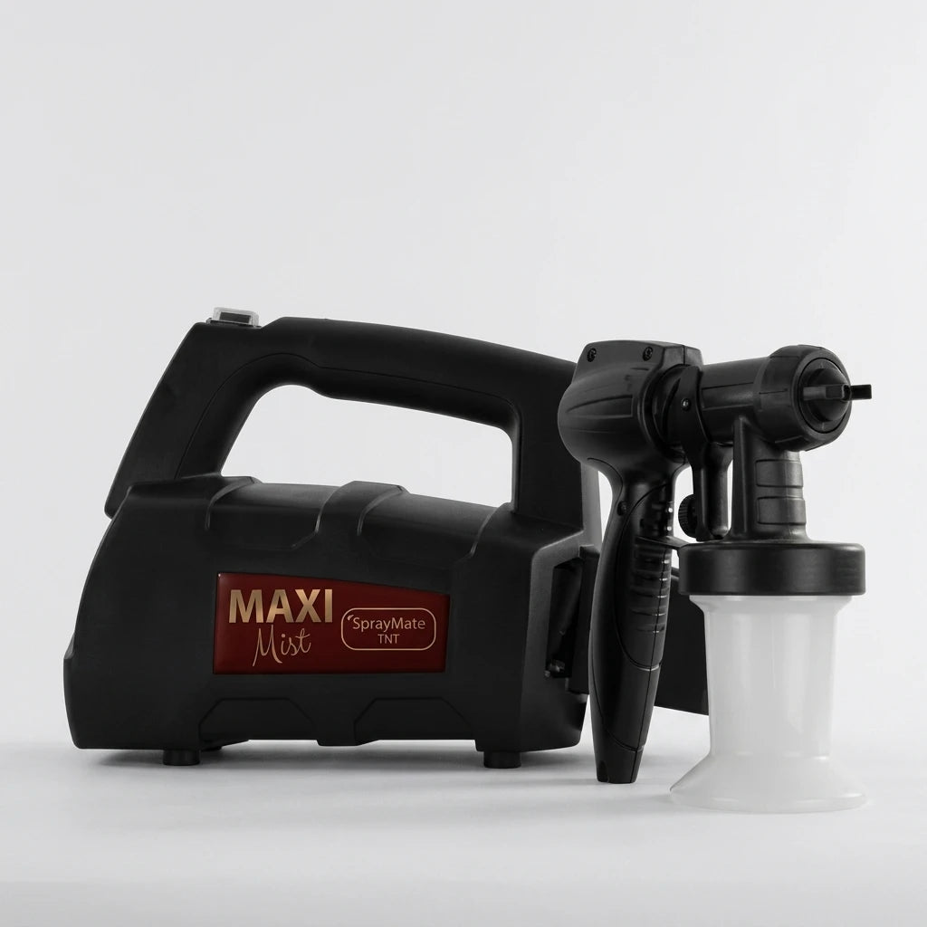 Svart MaxiMist Spraymate TNT spraytanmaskin bredvid en svart spraypistol med vit plastbehållare mot vit bakgrund.