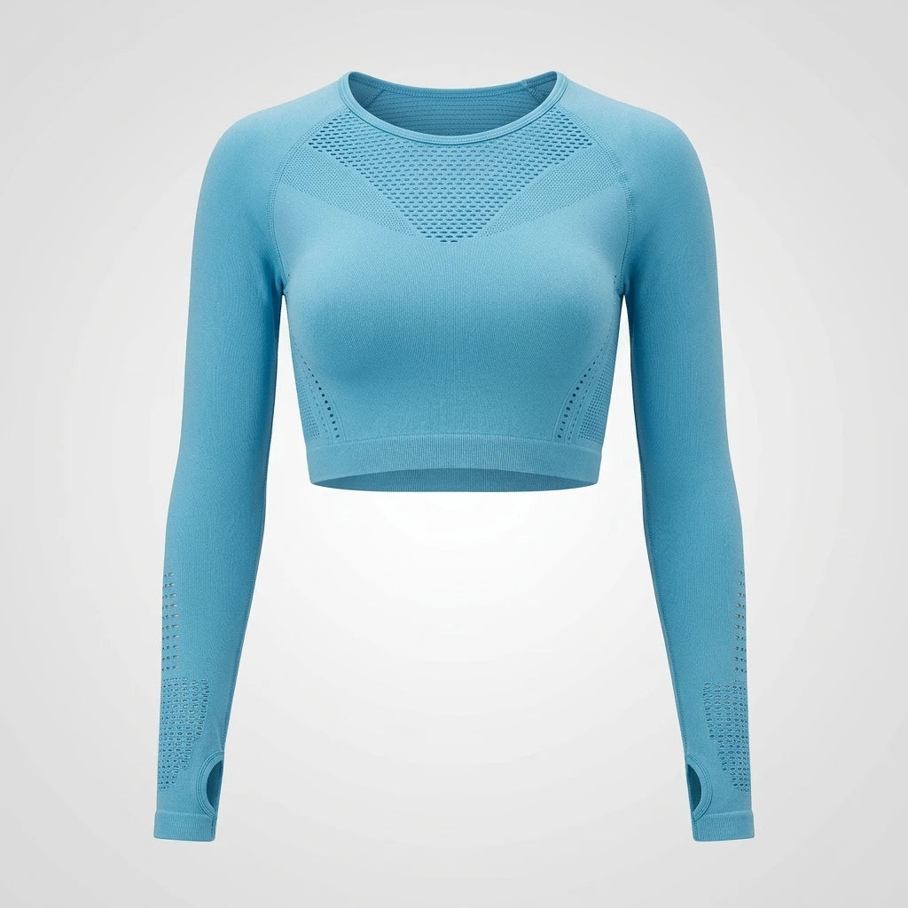 Ljusblå sömlös mesh crop top med långa ärmar och tumhål mot ljusgrå bakgrund