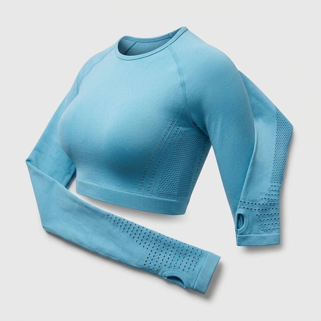 Närbild på ljusblå sömlös crop top med tumhål och ventilerande meshpaneler på axlar och rygg