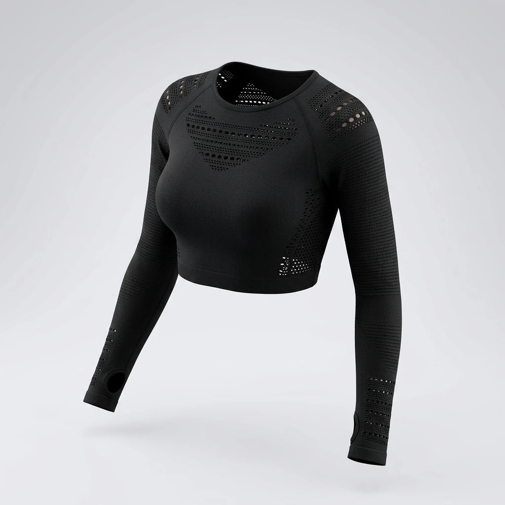 Detaljbild av svart mesh crop top med ventilerande hålmönster på bröst och axlar samt tumhål vid ärmslut.