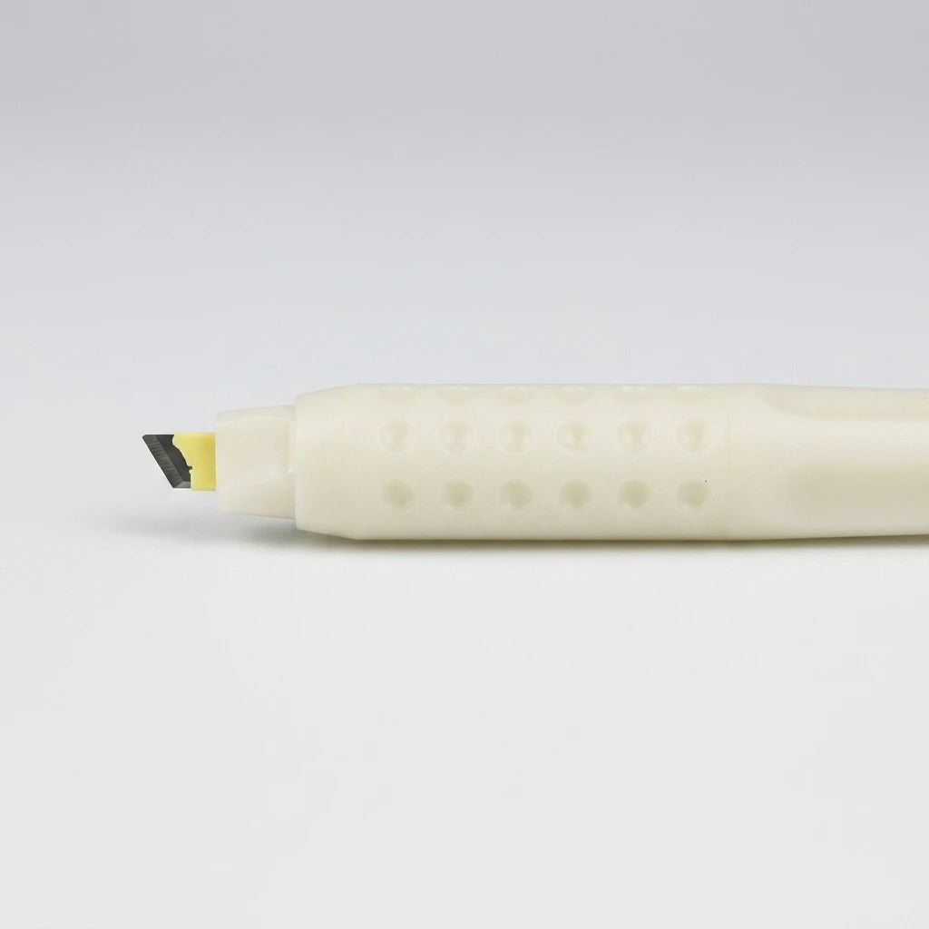 Krämvitt microblading engångsskaft #14 Flex med mönstrat grepp och vinklad nålgeometri mot ljusgrå bakgrund.