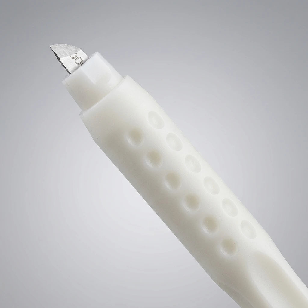 Ergonomiskt microblading engångsskaft #17 Flex med vinklat metallblad mot grå bakgrund.