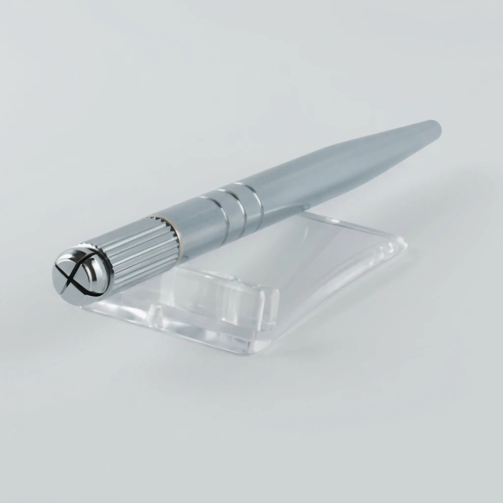 Ergonomiskt microblading-skaft i metall med satinfinish, isometrisk vy mot ljusgrå bakgrund.