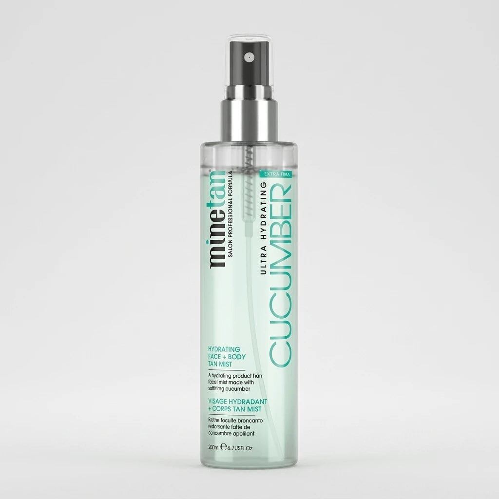 MineTan Cucumber Face & Body Mist – genomskinlig sprayflaska med ljusgrön brun-utan-sol-mist, framifrån.