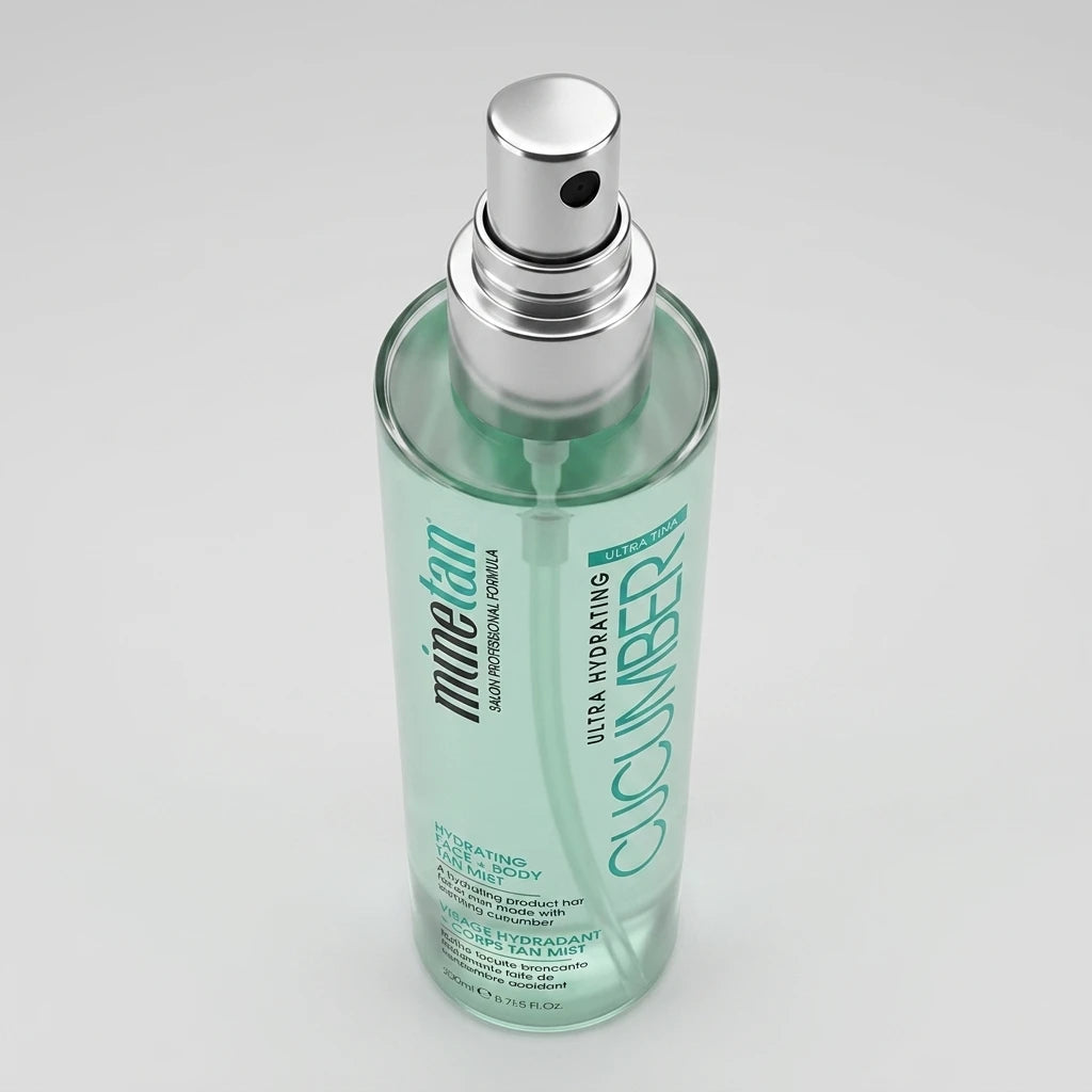 MineTan Cucumber Mist i transparent flaska med ljusgrön vätska och silverspraypump, snett uppifrån.
