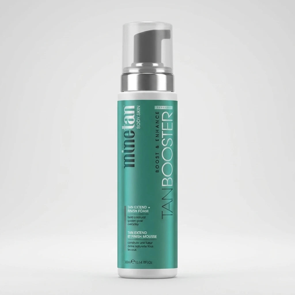 MineTan Tan Booster Foam – vit och turkos pumpflaska med silvriga detaljer mot ljusgrå bakgrund