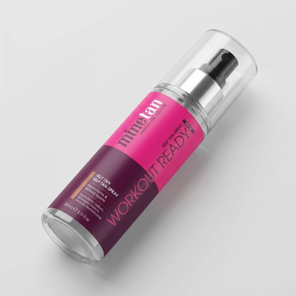 MineTan - Workout Ready Tan Oil i en genomskinlig sprayflaska med lila och rosa etikett mot ljus bakgrund.