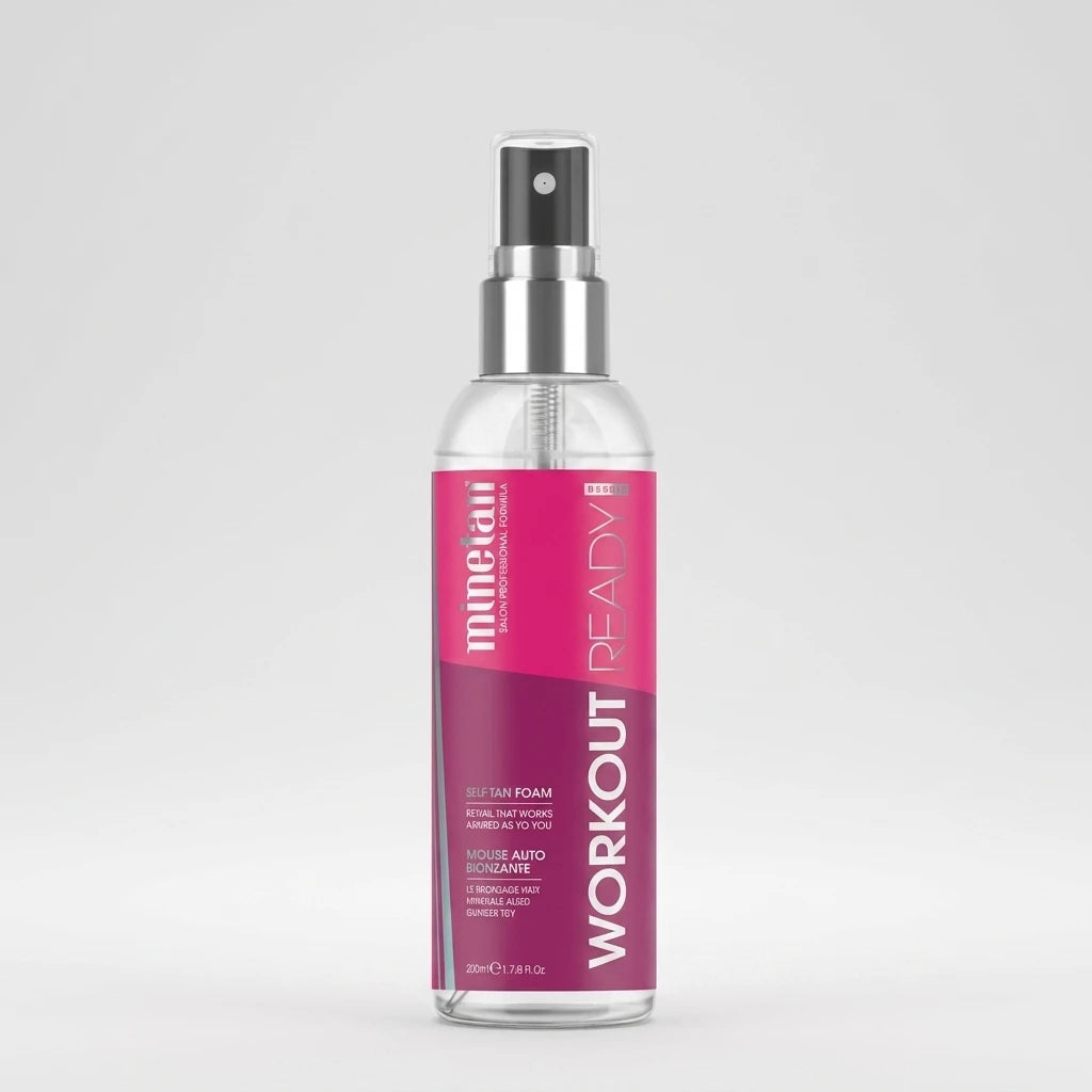 MineTan - Workout Ready Tan Oil i genomskinlig sprayflaska med rosa och lila etikett mot ljusgrå bakgrund.