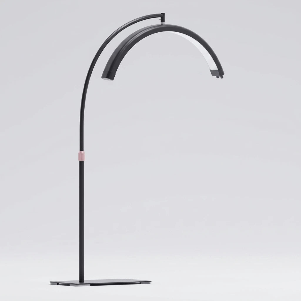 LED Moon Light arbetslampa i svart matt finish med bågformad design och rektangulär stabil fot.