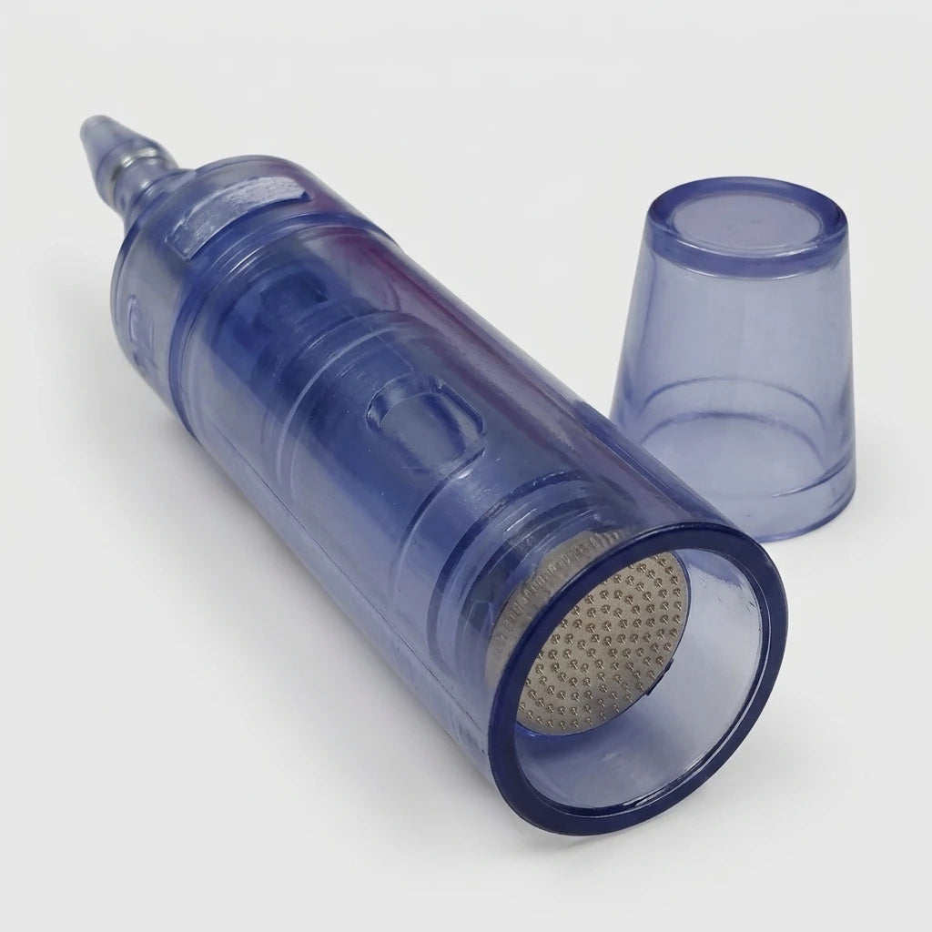 Närbild på blå transparent NANO rund nålkassett till DR.Pen A1 med synliga runda metallnålar och avtagbart skyddslock.