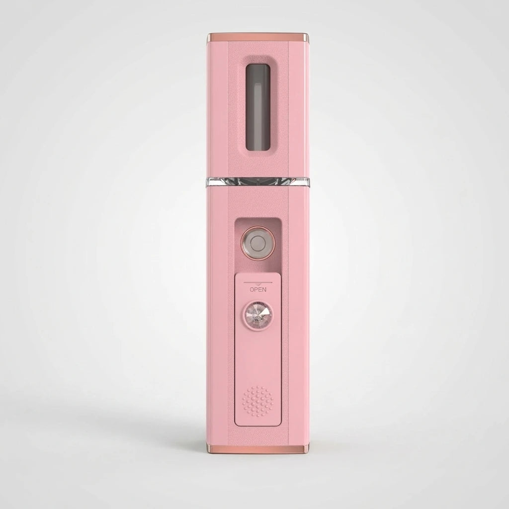 Nano Mister Rosa – bärbar fuktspray i ljusrosa med detaljer i roséguld mot ljusgrå bakgrund.