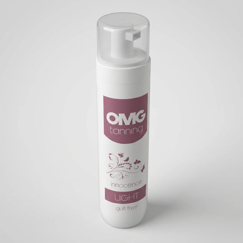 OMG Self Tanning Mousse Innocence Light isometrisk vy – vit pumpflaska med lila detaljer.