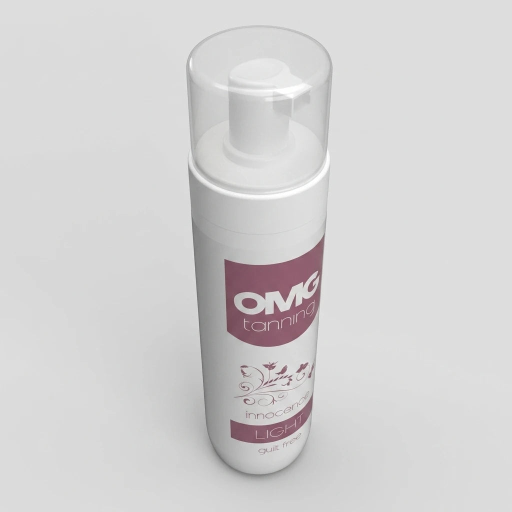 OMG Self Tanning Mousse Innocence Light pumpflaska uppifrån höger – vit med lila etikett.