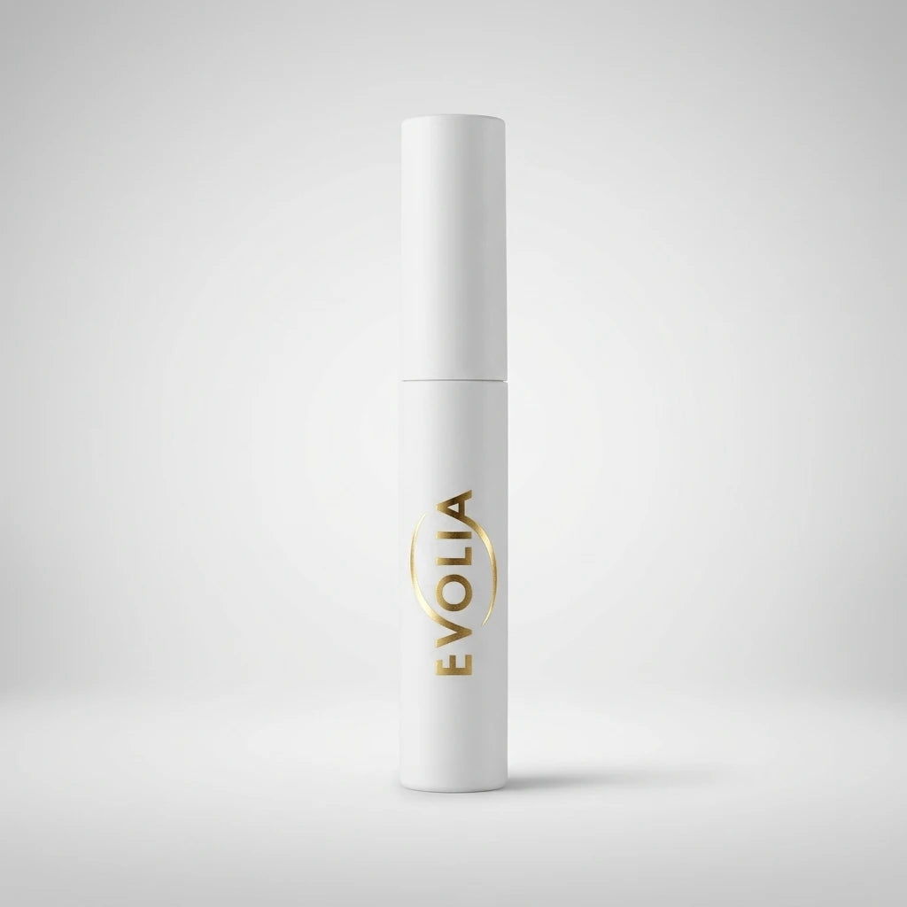 Evolia Ögonfransserum 5 ml, cylinderformad vit förpackning med guldlogotyp mot ljusgrå bakgrund.