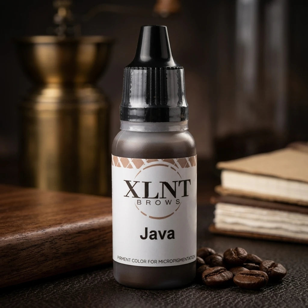 XLNT BROWS Java pigmentflaska på mörk yta bredvid kaffebönor – rustik stilbild som speglar nyansens djupa brunton.