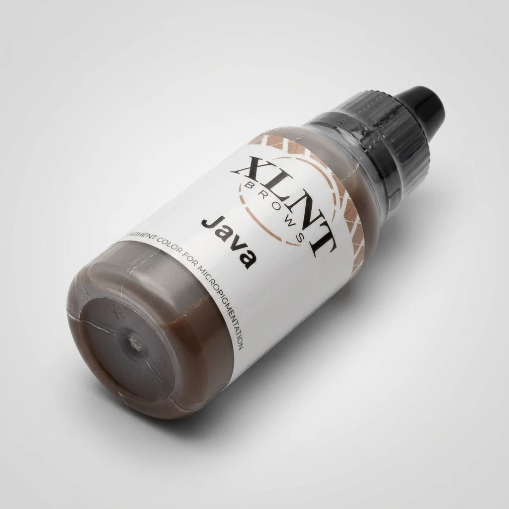 PMU Liquid Pigment Java 15ml från XLNT BROWS – mörkbrunt ögonbrynspigment för maskin i plastflaska, ljus bakgrund.