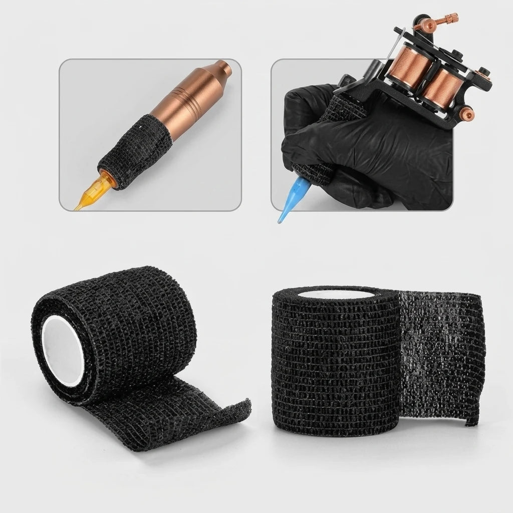 Elastisk, självhäftande PMU Pen Bandage Wrap "Svart" på rulle samt lindad runt grepp på tatueringsmaskiner.