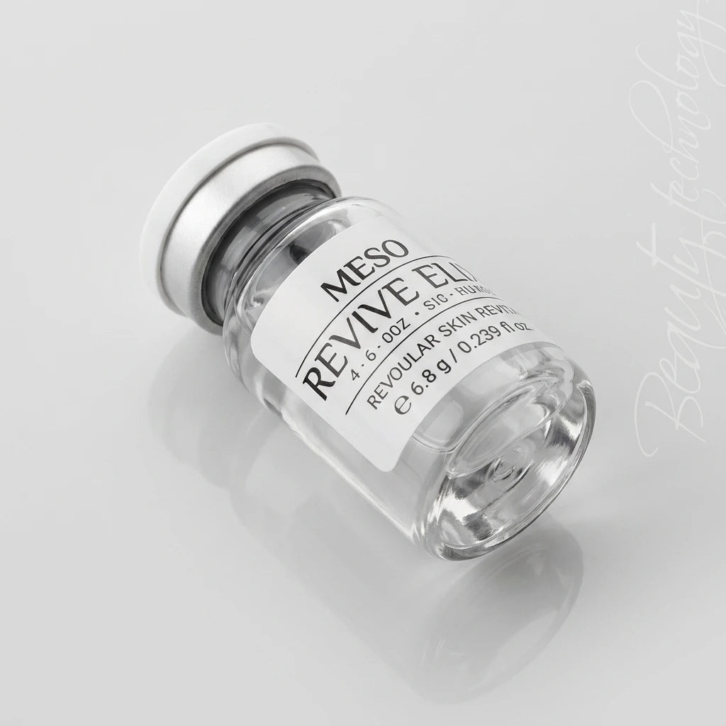 Physiolab MESO Revive Elixir Ampull i genomskinligt glas med vit etikett, liggande på en ljusgrå reflekterande yta.