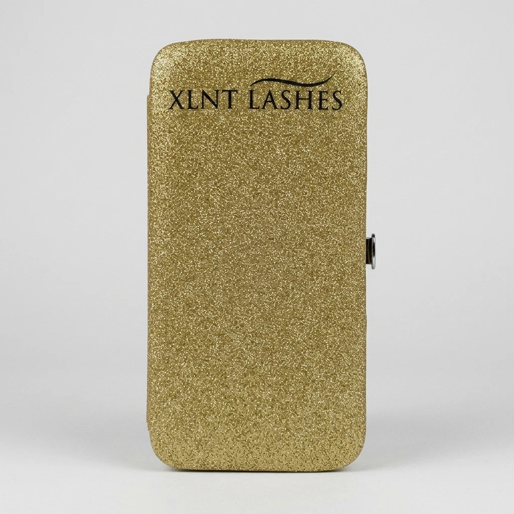 Pincett Fodral Guld glitter från XLNT LASHES med glittrig guldyta och rundade hörn mot en vit bakgrund.