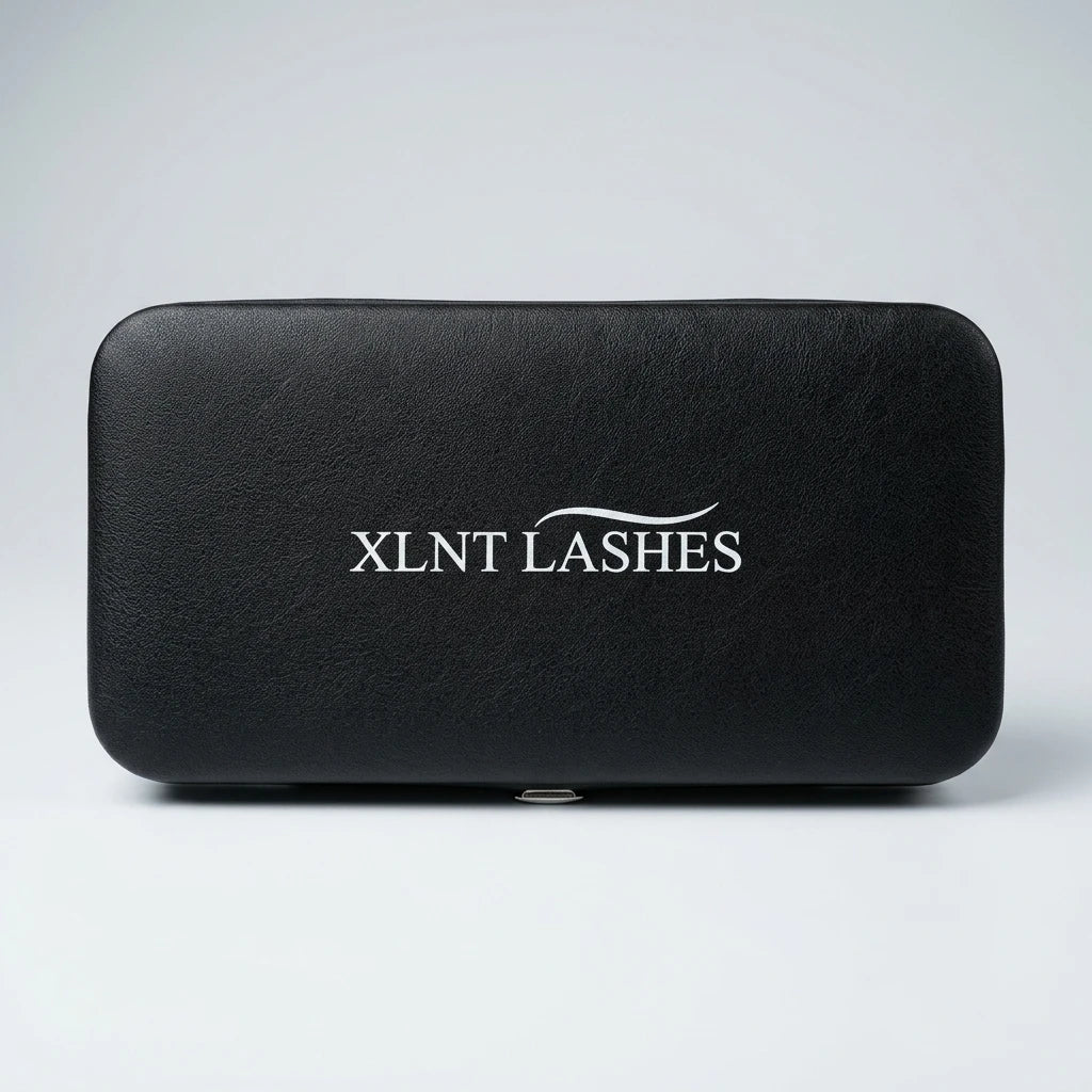 Svart pincettfodral i texturerat konstläder med magnetlås och XLNT LASHES-logotyp, rymmer upp till 3 fransförlängningspincetter.
