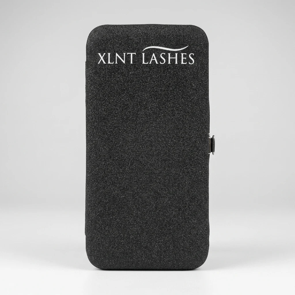XLNT Lashes pincettfodral i svart glitter – stående vy med vit logotyp mot ljus bakgrund.